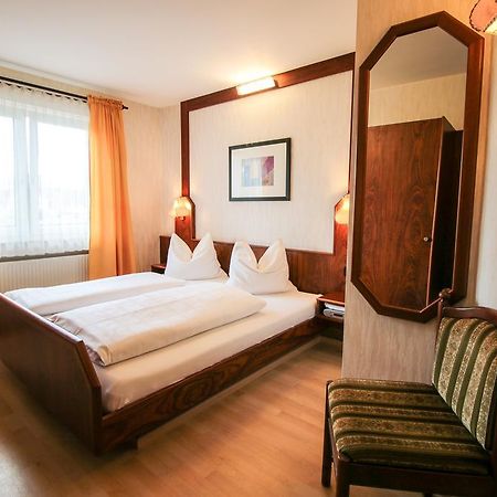 Hotel-Restaurant Und Gaestehaus Loewen Süßen Dış mekan fotoğraf