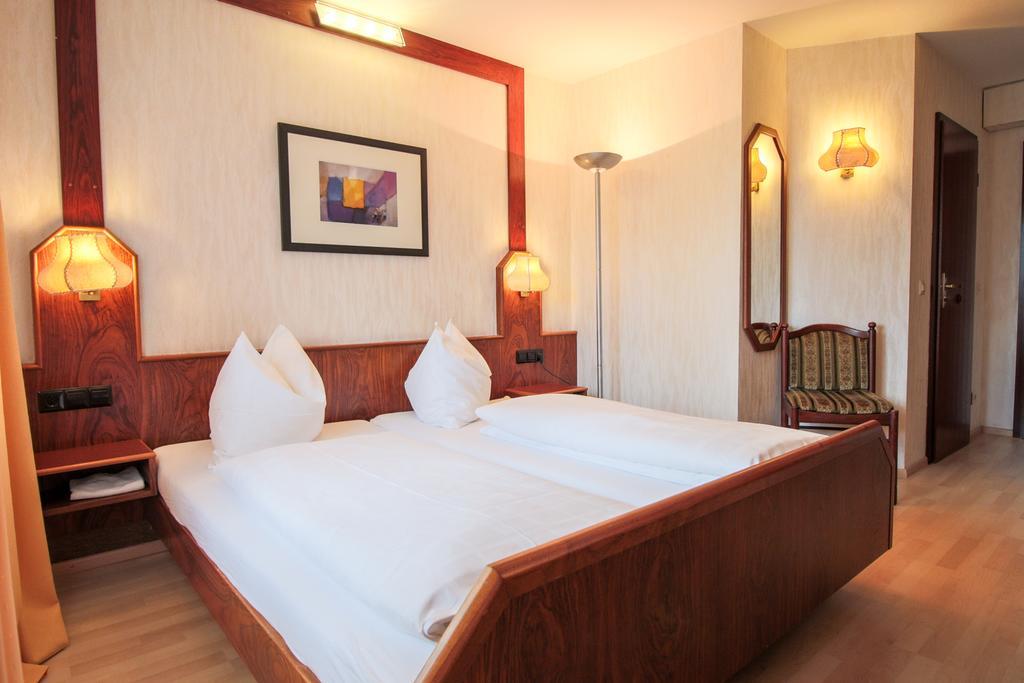 Hotel-Restaurant Und Gaestehaus Loewen Süßen Dış mekan fotoğraf