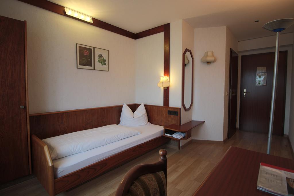 Hotel-Restaurant Und Gaestehaus Loewen Süßen Dış mekan fotoğraf