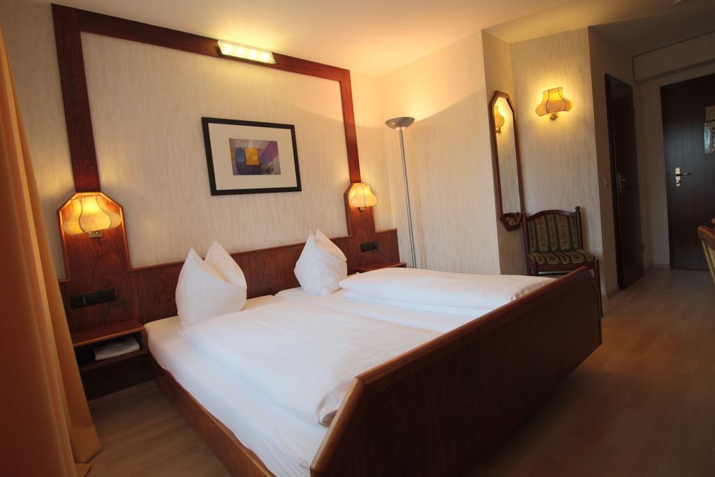 Hotel-Restaurant Und Gaestehaus Loewen Süßen Dış mekan fotoğraf