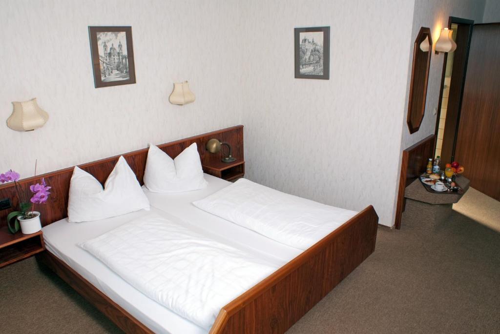 Hotel-Restaurant Und Gaestehaus Loewen Süßen Dış mekan fotoğraf