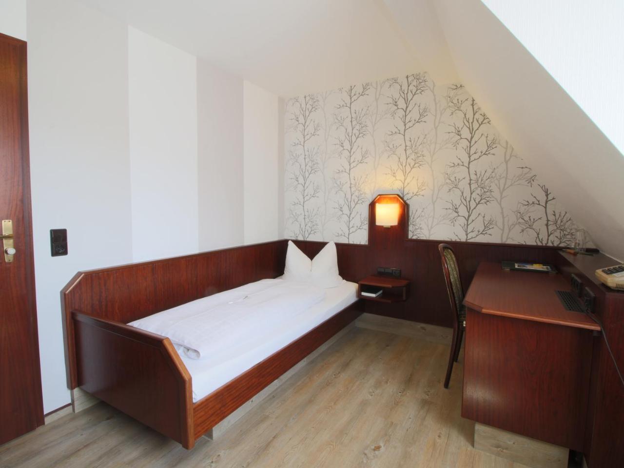 Hotel-Restaurant Und Gaestehaus Loewen Süßen Dış mekan fotoğraf