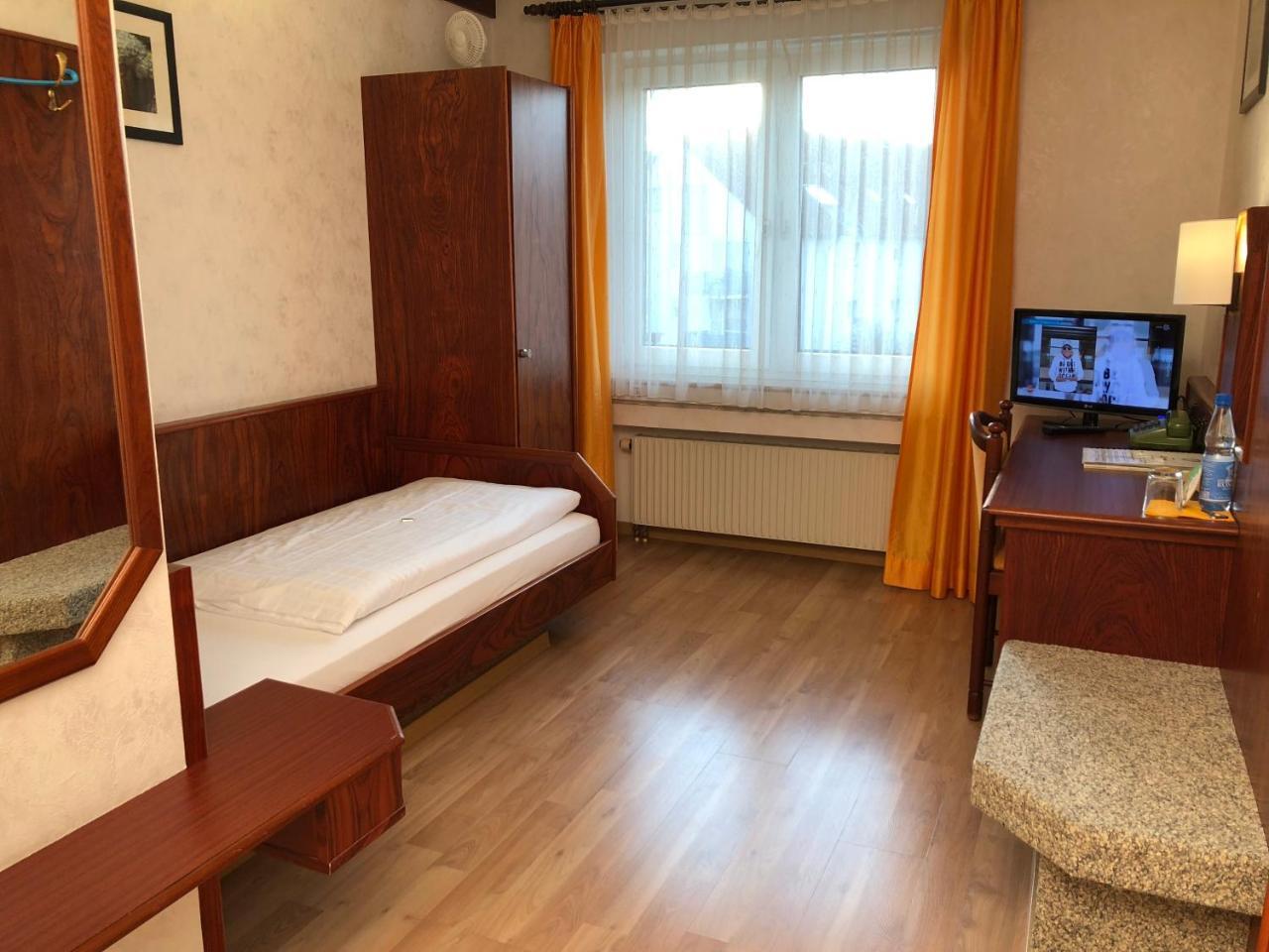 Hotel-Restaurant Und Gaestehaus Loewen Süßen Dış mekan fotoğraf