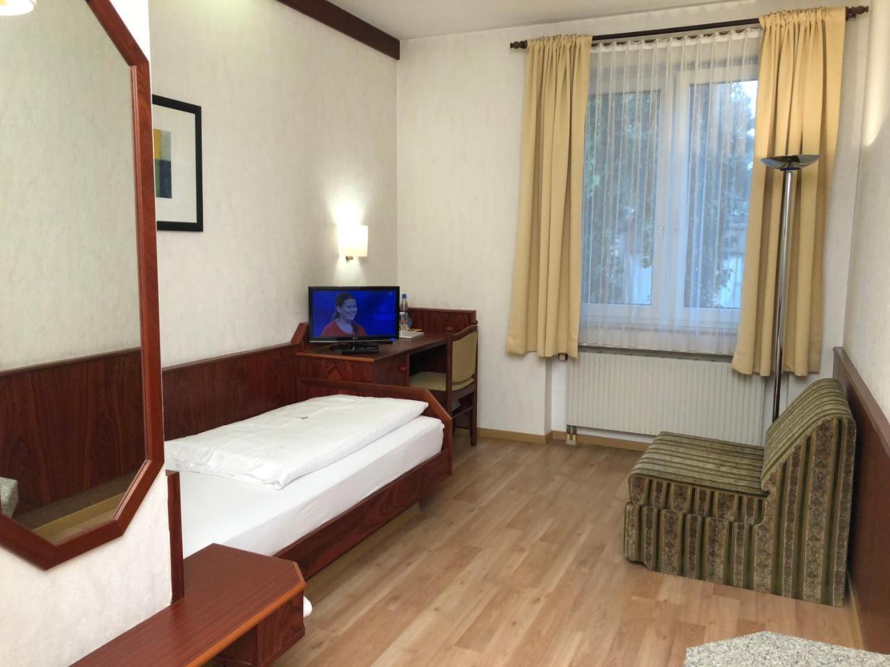 Hotel-Restaurant Und Gaestehaus Loewen Süßen Dış mekan fotoğraf