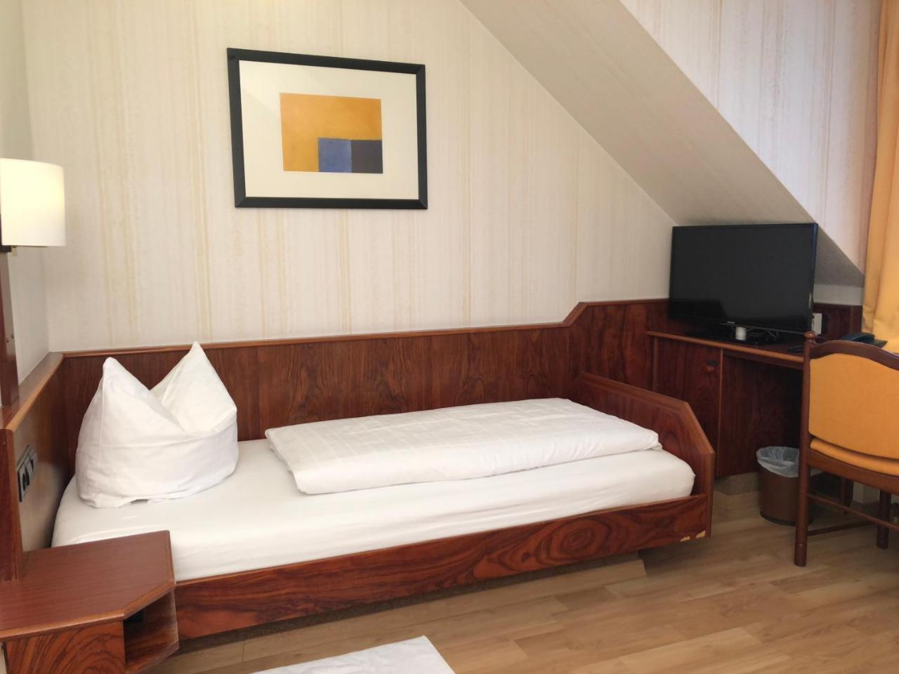 Hotel-Restaurant Und Gaestehaus Loewen Süßen Dış mekan fotoğraf
