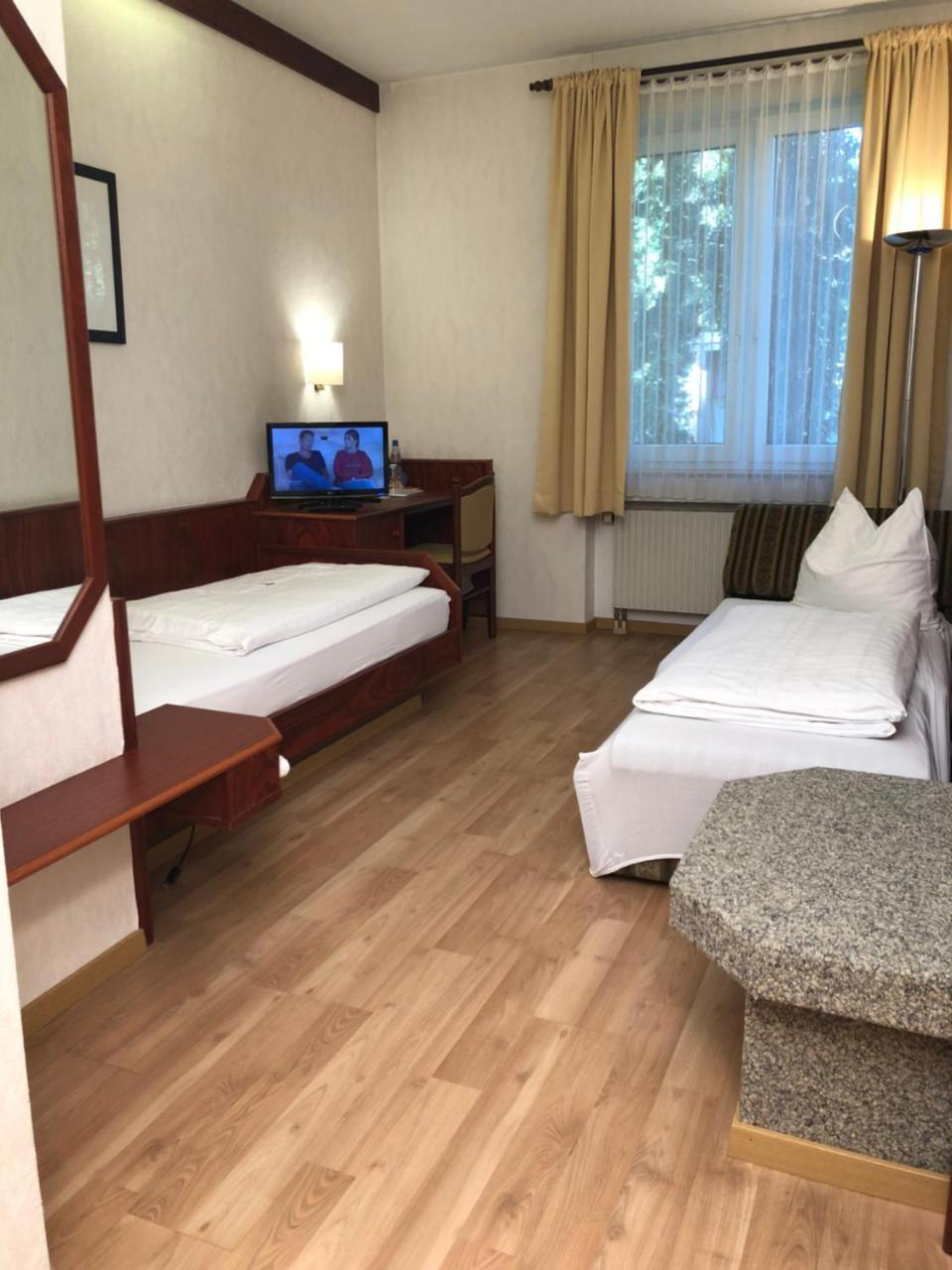 Hotel-Restaurant Und Gaestehaus Loewen Süßen Dış mekan fotoğraf