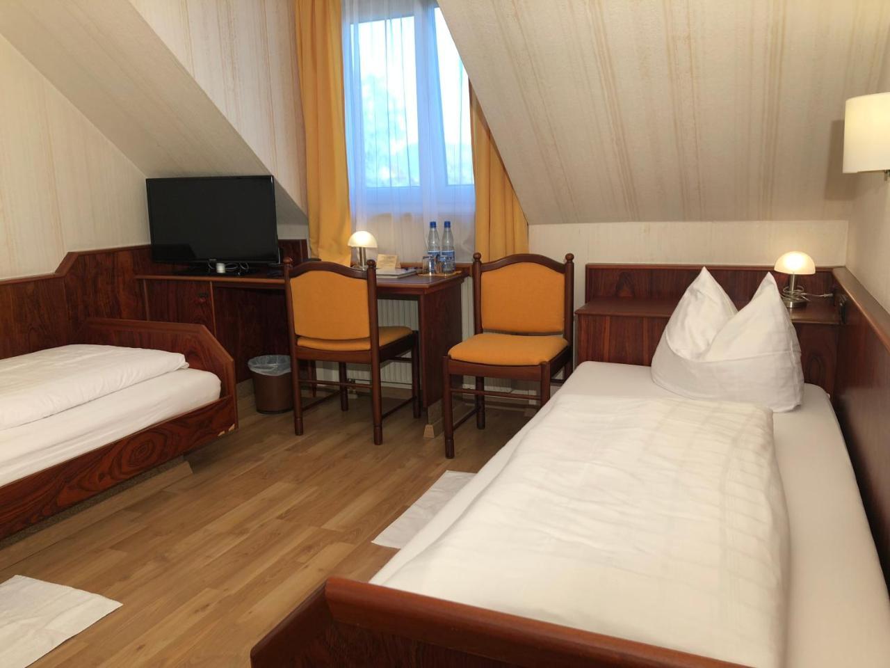 Hotel-Restaurant Und Gaestehaus Loewen Süßen Dış mekan fotoğraf