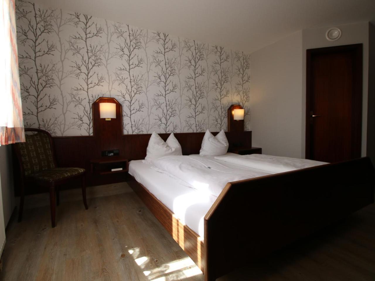 Hotel-Restaurant Und Gaestehaus Loewen Süßen Dış mekan fotoğraf