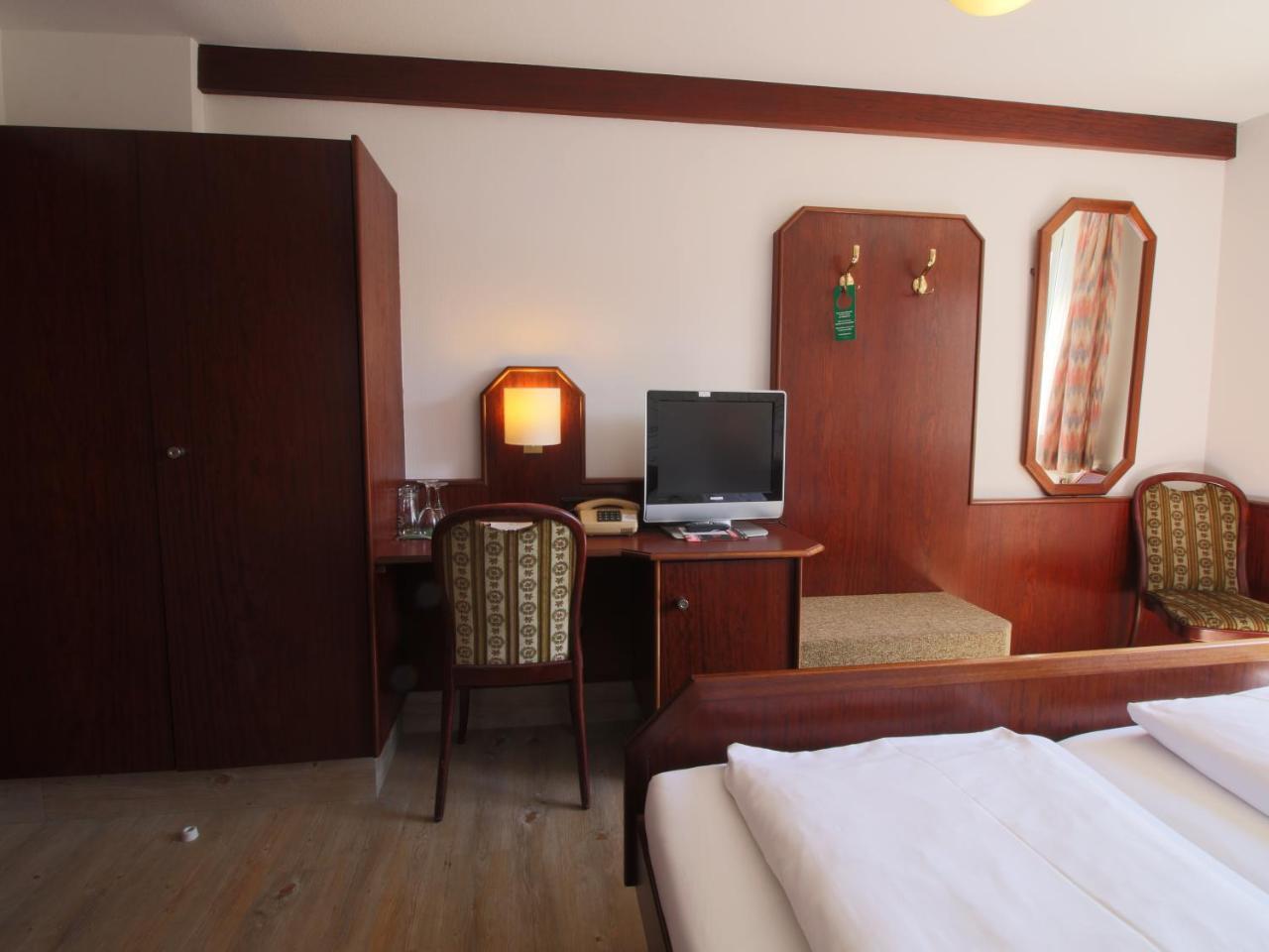 Hotel-Restaurant Und Gaestehaus Loewen Süßen Dış mekan fotoğraf