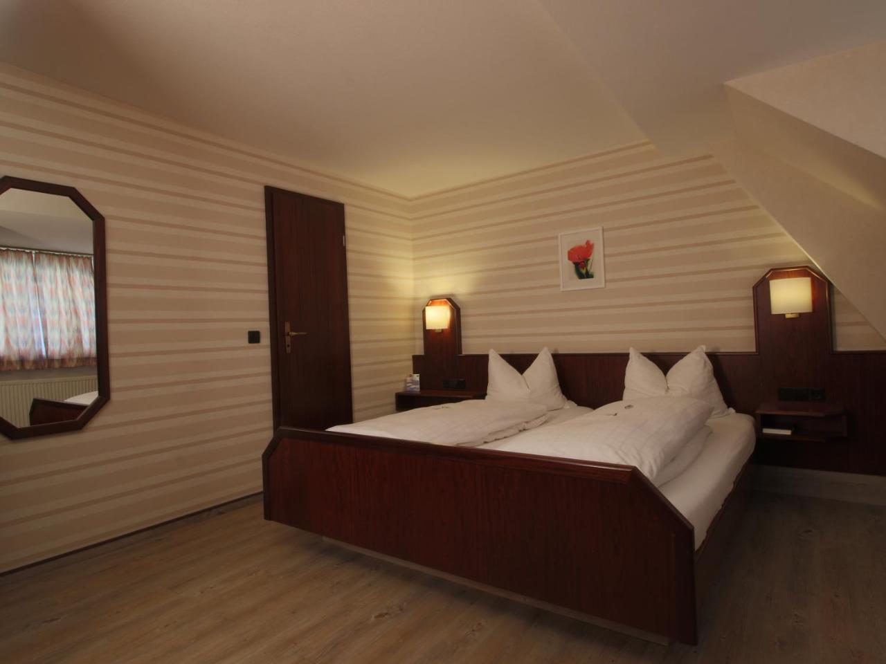Hotel-Restaurant Und Gaestehaus Loewen Süßen Dış mekan fotoğraf