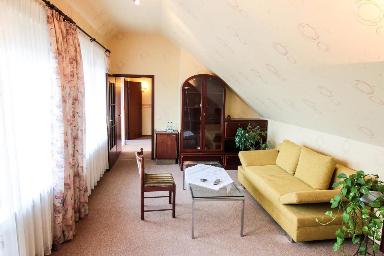 Hotel-Restaurant Und Gaestehaus Loewen Süßen Dış mekan fotoğraf