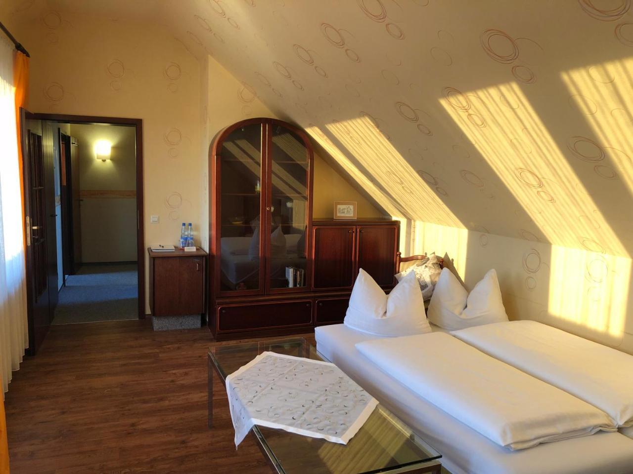 Hotel-Restaurant Und Gaestehaus Loewen Süßen Dış mekan fotoğraf