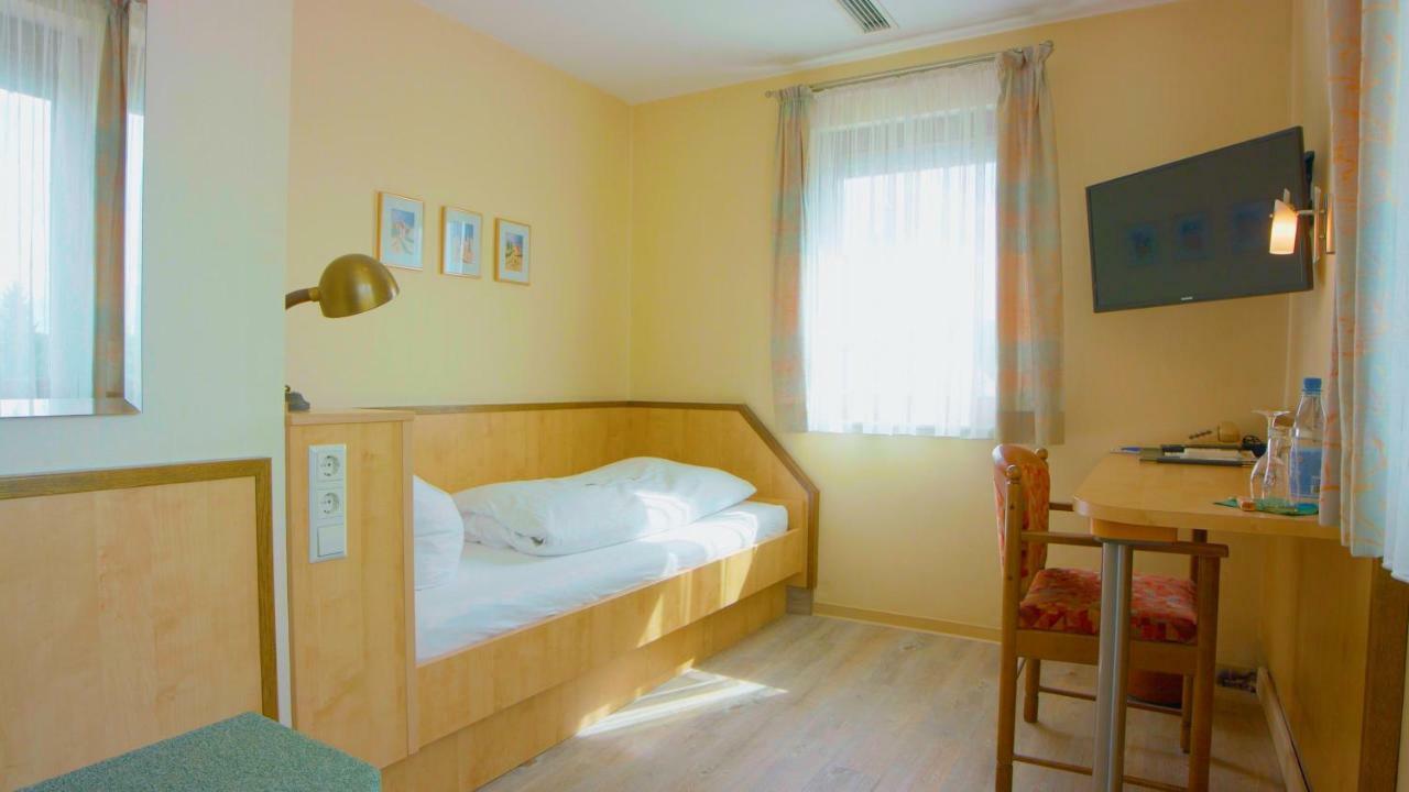 Hotel-Restaurant Und Gaestehaus Loewen Süßen Dış mekan fotoğraf
