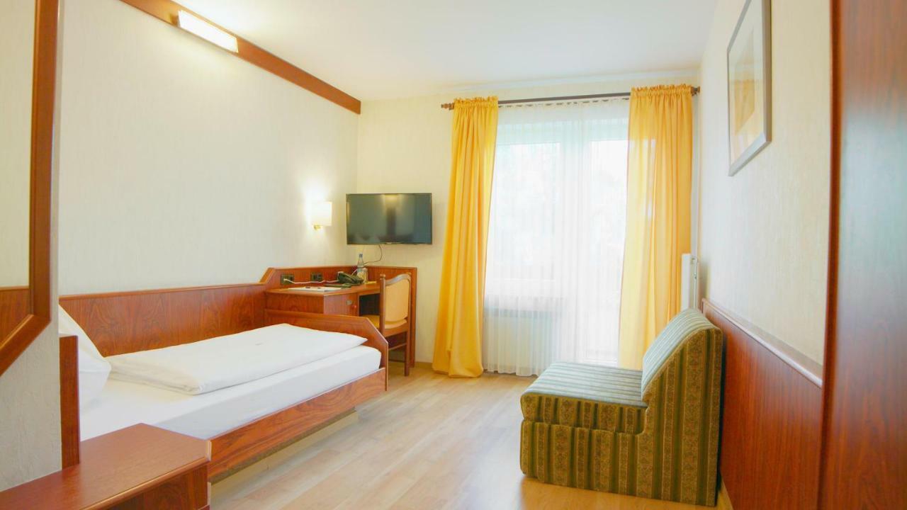 Hotel-Restaurant Und Gaestehaus Loewen Süßen Dış mekan fotoğraf